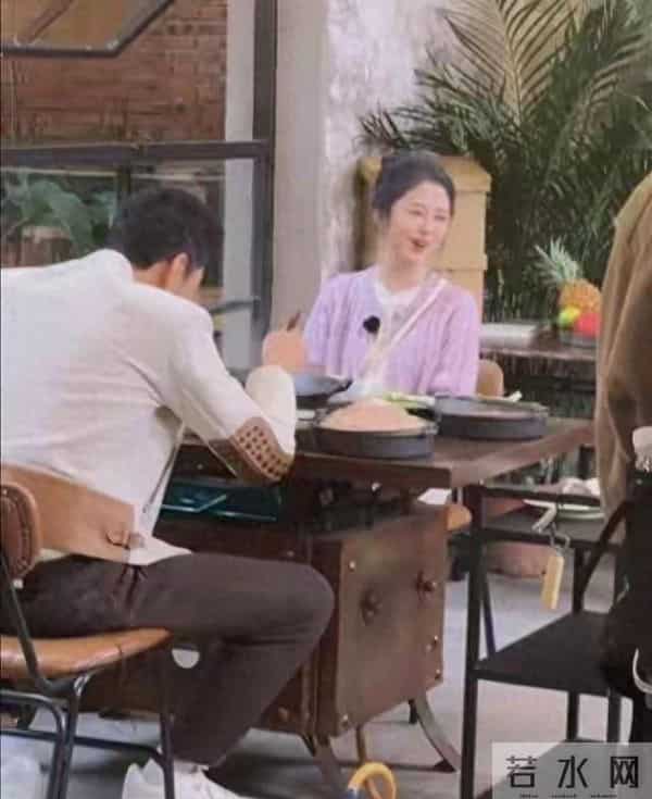 谭松韵吃火锅被偶遇,她的脸好圆,眼睛小小的,真的好可爱好美啊