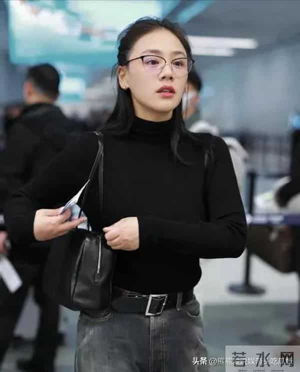 马思纯机场穿搭越来越简约!穿黑色高领毛衣+阔腿裤,时髦又高级