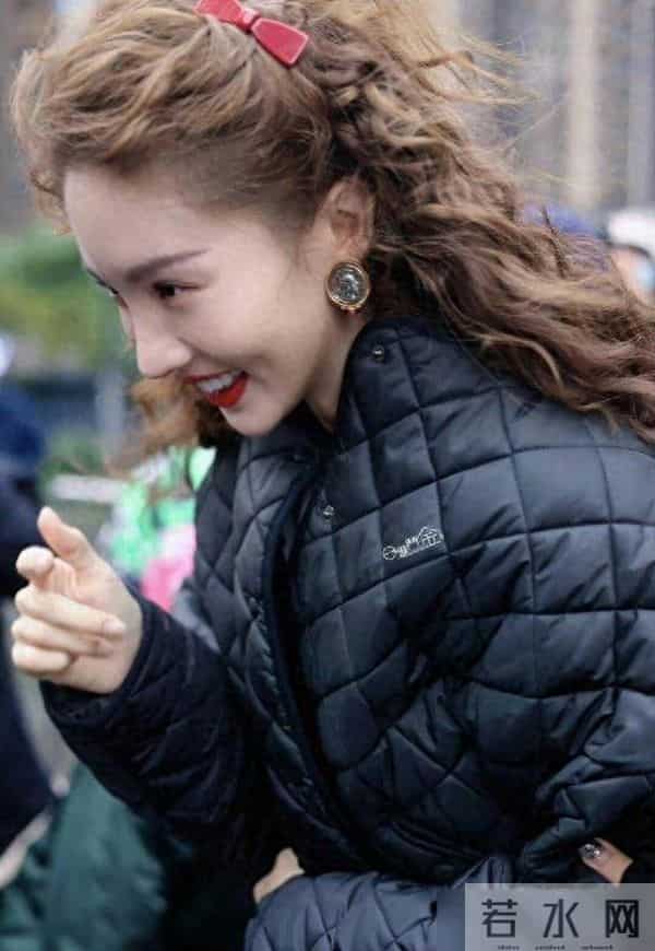 金晨又带火了秋冬新穿搭:羽绒服+牛仔裤+羊毛卷发型,高级又洋气