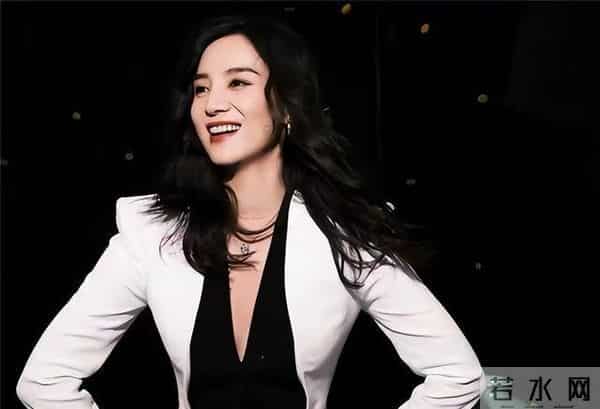 与名导同居多年绯闻缠身的宋佳，45岁再破天花板