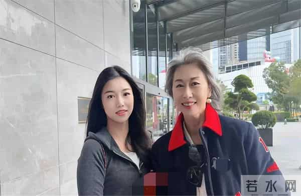 64岁叶蒨文在广东佛山逛街,没有医美痕迹,但白发苍苍太显老