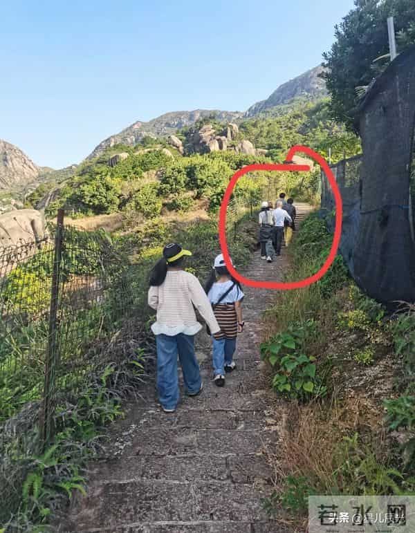 瑾汐大哥抖音介绍有变 不再艾特哈哈家族 两姐妹爬山 哈爸哈妈心情好