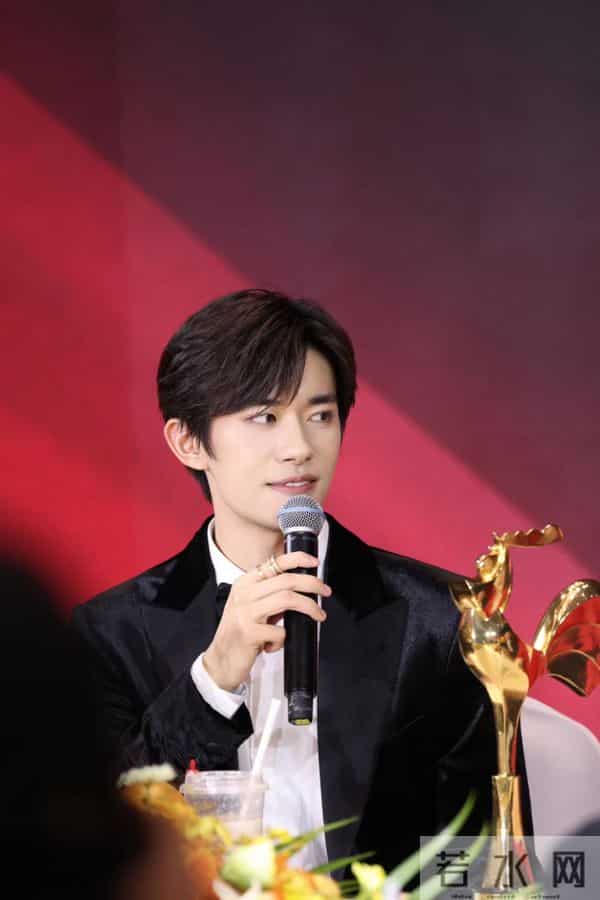 金鸡奖影帝易烊千玺被问想不想谈恋爱,忍不住“第一次翻白眼”,仿佛要晕过去,影后宋佳坐在一旁大笑