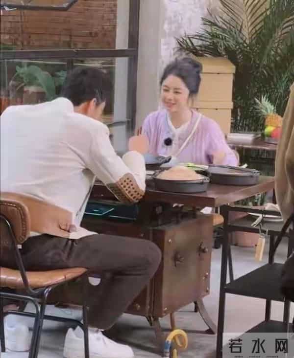 谭松韵吃火锅被偶遇,她的脸好圆,眼睛小小的,真的好可爱好美啊