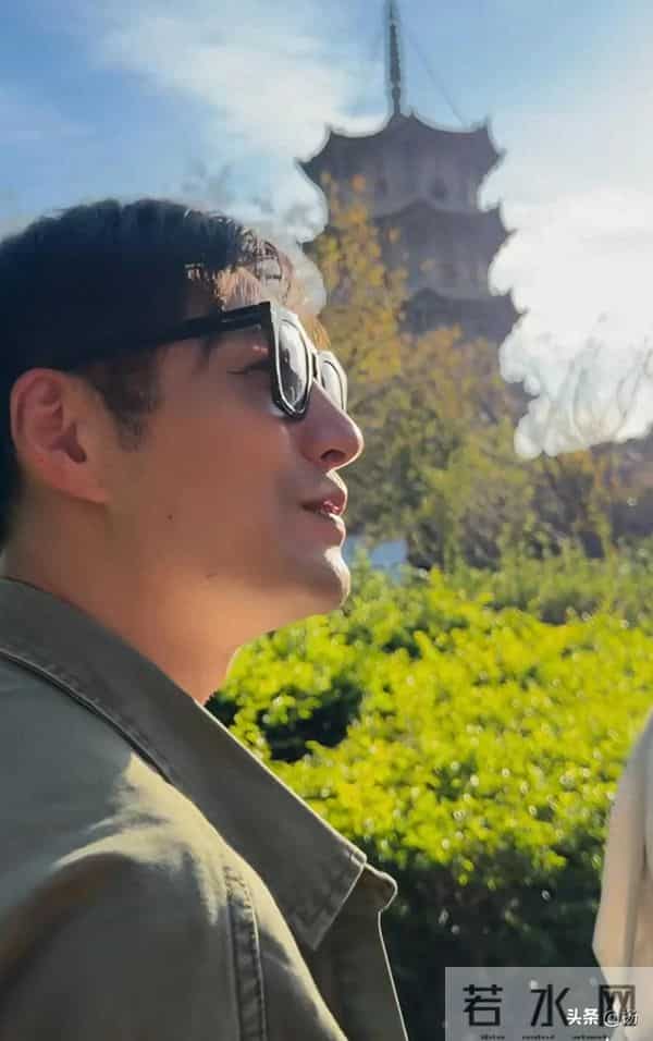 46岁严屹宽和朋友泉州逛街,打扮低调外表好年轻,脸蛋是真抗打啊