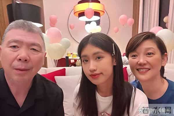 演都不演了?丁克大半辈子养女和冯小刚长太像,徐帆态度说明一切