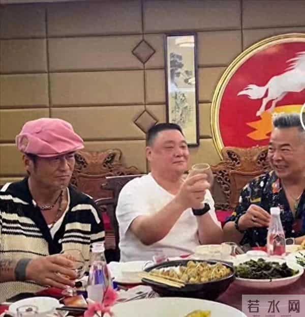 61岁孙兴离婚后首露面！与吴毅将吃13道硬菜喝茅台，苍老憔悴