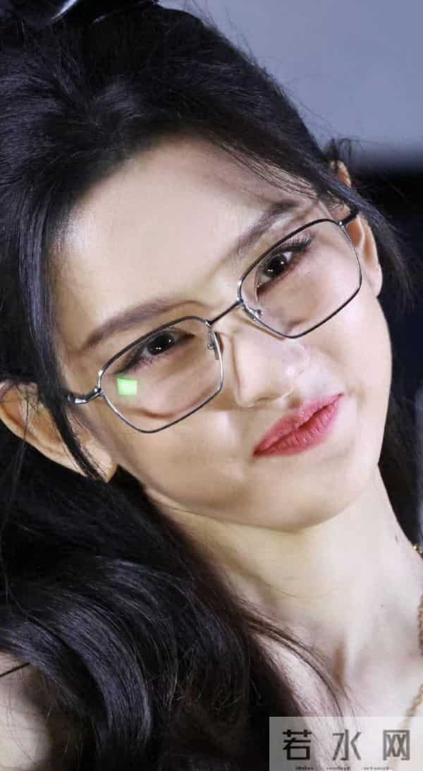 宋祖儿怼脸直拍,好精致啊