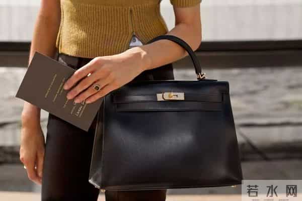 杨紫穿20年前的衣服出席活动，细心看还有污渍和虫洞…