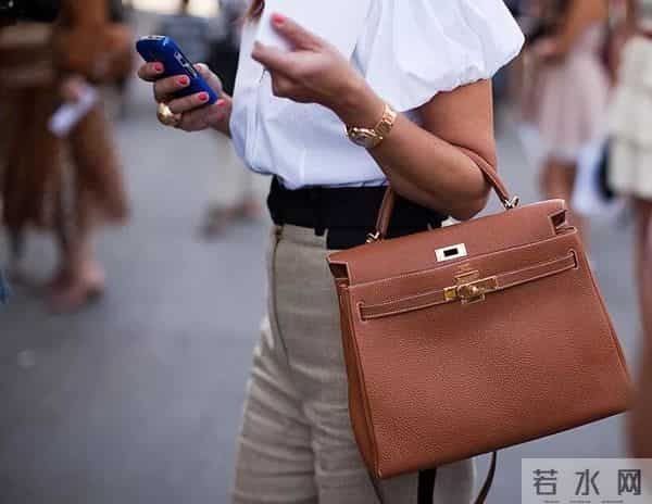 杨紫穿20年前的衣服出席活动，细心看还有污渍和虫洞…