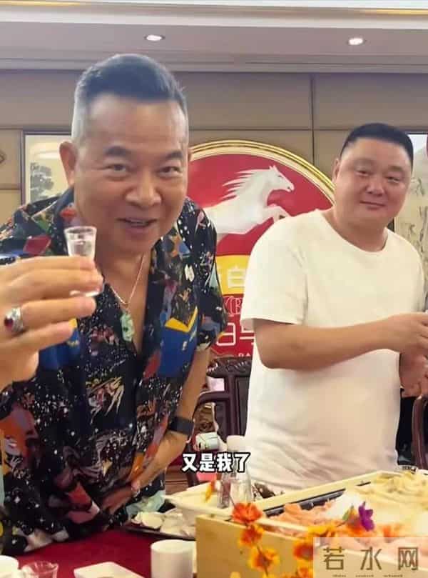 61岁孙兴离婚后首露面！与吴毅将吃13道硬菜喝茅台，苍老憔悴