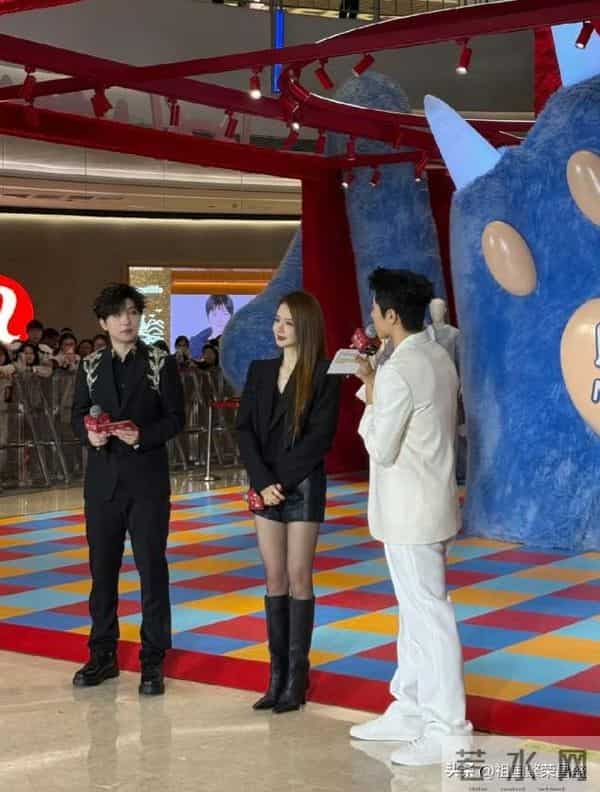 戚薇线下活动生图，黑西装长靴演绎女总裁穿搭