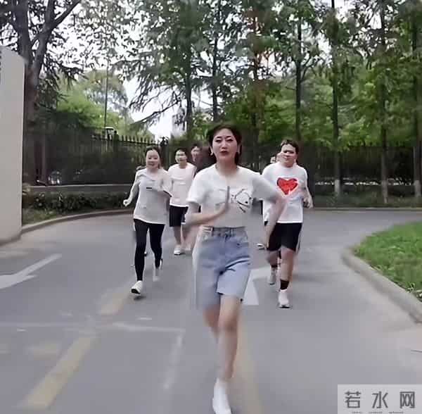 赵雅芝从艺50周年生日派对,打完架子鼓跳扫腿舞,网友:谁敢想她已经72了