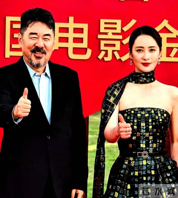 陈建斌与蒋勤勤相差5岁像美女与野兽，夫妻现身金鸡奖，恩爱甜蜜