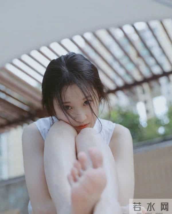 张静雯水边光脚蜷坐,肤白腿嫩,清甜劲儿好勾人