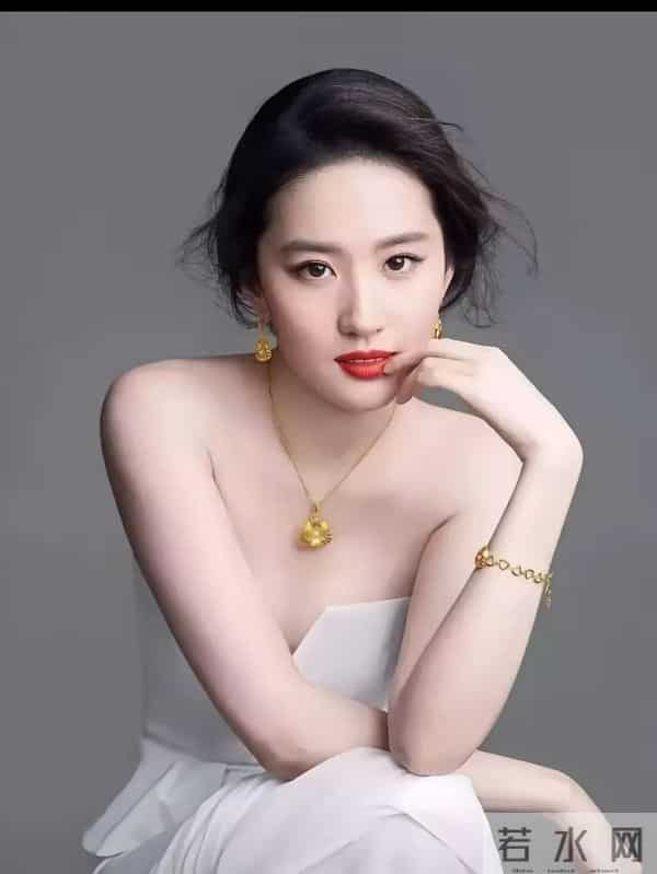 刘亦菲最好看的三张照片。秀发红唇，袒露香肩