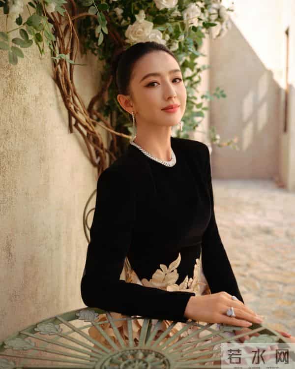 佟丽娅大长腿黑色尖头细高跟鞋