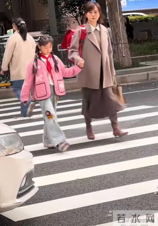 上海偶遇孙俪！她牵着小女孩的手过马路，画面太有爱了