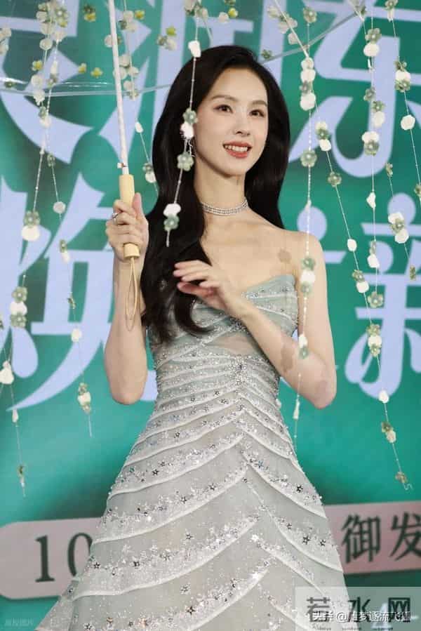 陈都灵出席活动,身穿抹胸礼服裙优雅清纯