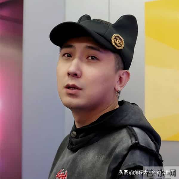 德云社当红演员英国被抢，挨了一拳，脸肿了，好在钱包抢回来了