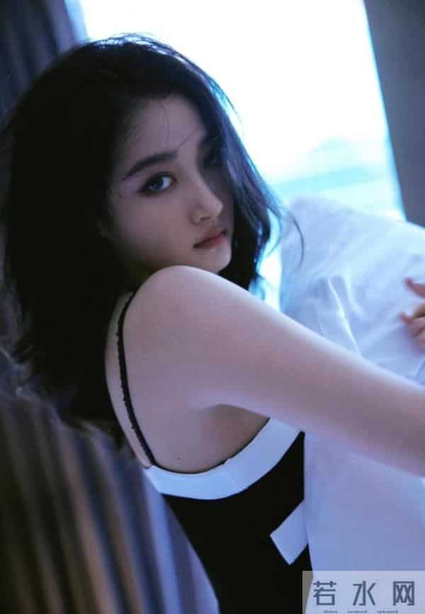 关晓彤 大长腿耀眼,酒店私服性感写真