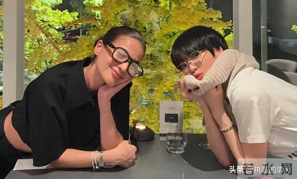 宋慧乔44岁素颜聚餐照曝光！短发金丝眼镜惊艳全网