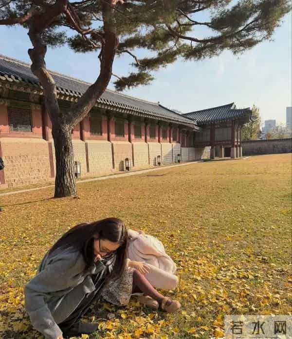 崔智友带娃出游，这身材和颜值，披麻袋都好看，行走的衣架子啊！