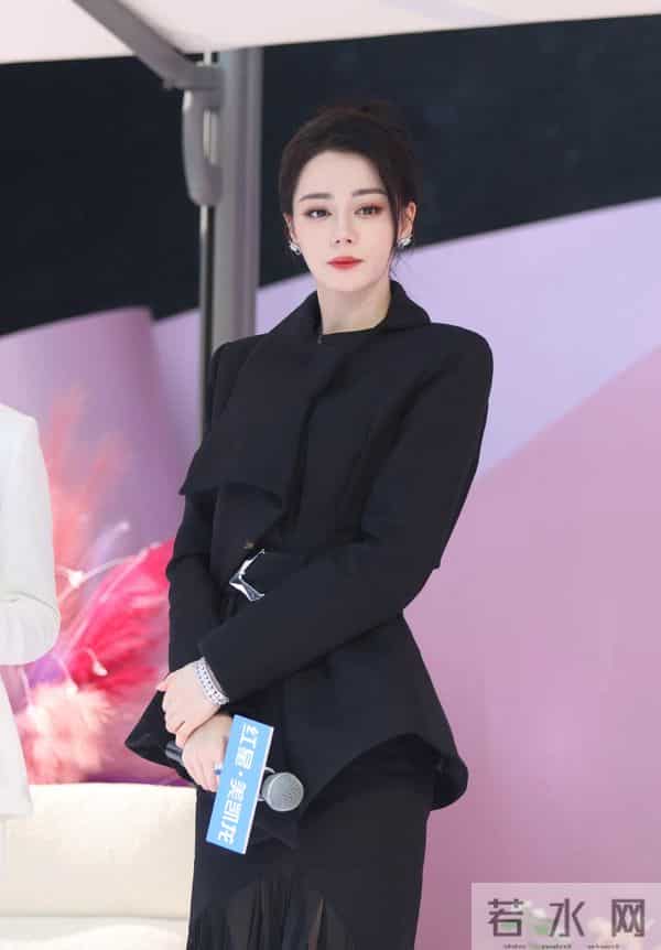 迪丽热巴线下活动“人挤人”,黑西装腰封勒出蚂蚁腰,美到窒息。