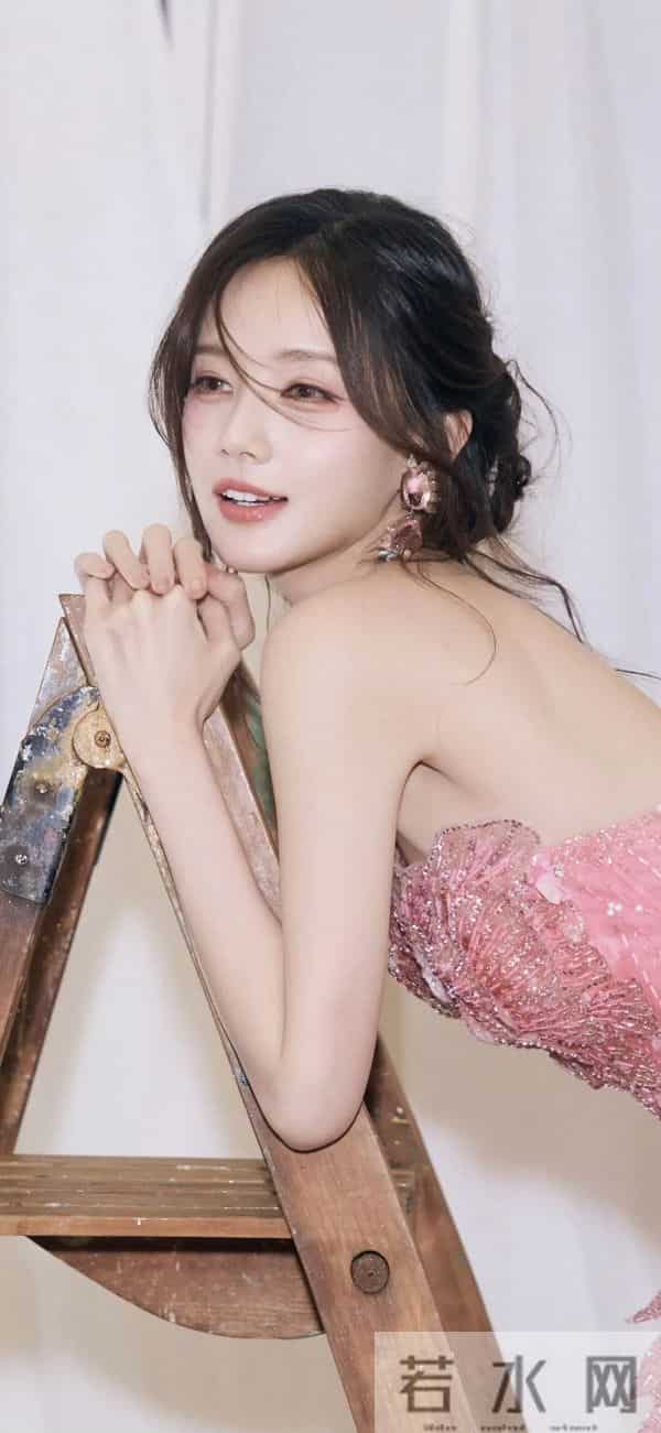 李一桐｜粉裙鱼鳞裙封神！新剧路透美翻+怼脸生图扛打