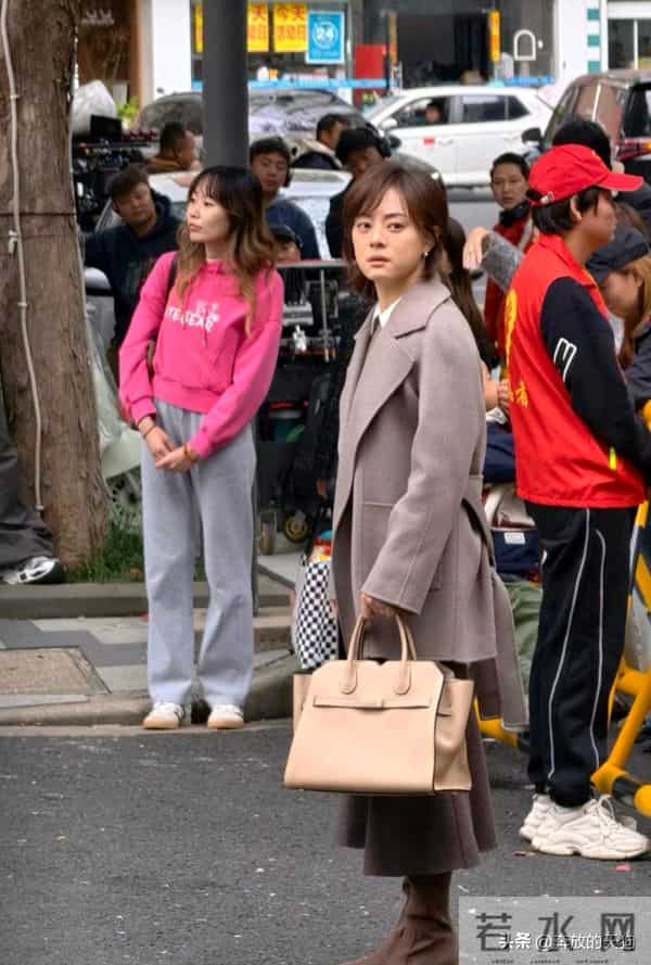 上海偶遇孙俪！她牵着小女孩的手过马路，画面太有爱了