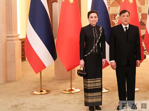 苏提达晚宴造型好美，黑金配色礼服雍容华贵，遗憾未佩戴王冠