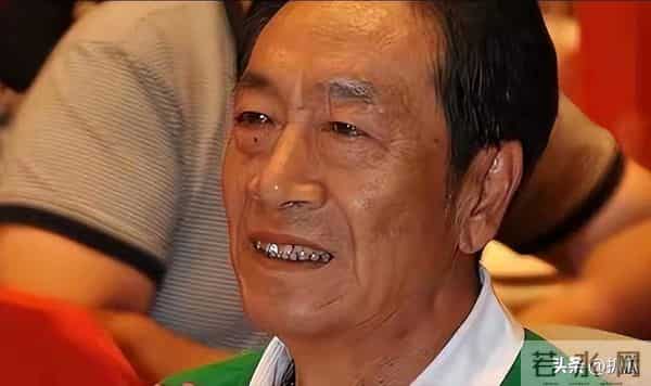 “老夫少妻”的残酷暴露无遗，王奎荣尽显老态，妻子依旧容颜娇美