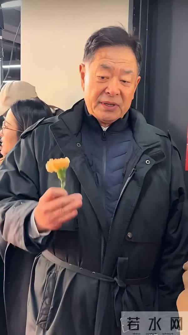 71岁濮存昕近照曝光，胡子花白断崖衰老 头顶秃但眼神坚定 气质没变