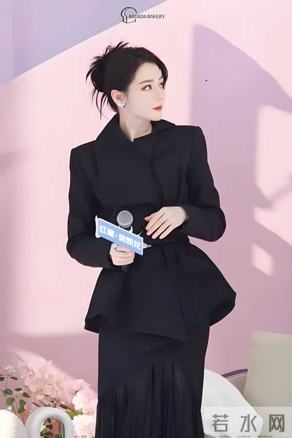 迪丽热巴现身南京!脖子前倾严重依旧在咳嗽,给主持人打伞好暖心