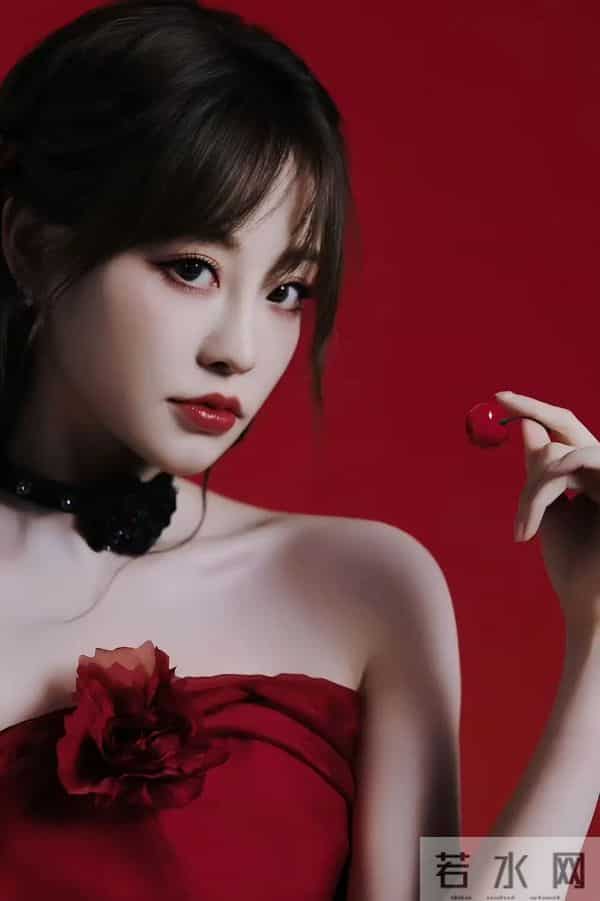 祝绪丹｜红裙黑饰氛围感拉满！又美又飒太戳我