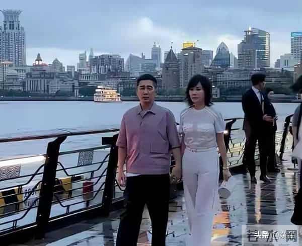 59岁刘嘉玲上海被网友偶遇,脸部圆润气色好,身材保持似三四十