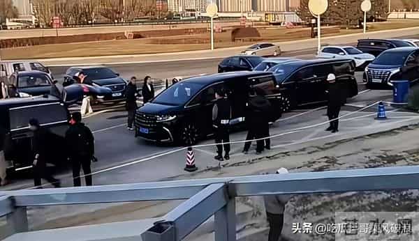 郭德纲王惠出行,司机停车停路中央,工作人员竟伸手拦过路自行车