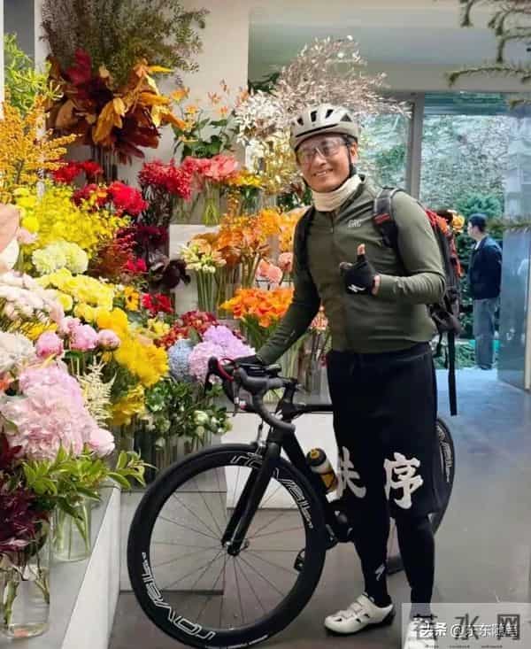 49岁陈龙在上海骑车被偶遇，他的打扮一言难尽，身材胖了不少。