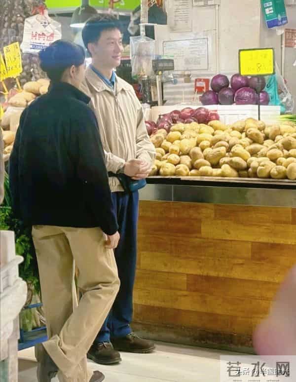 40岁黄轩在北京菜市场买菜，他打扮朴素，腰间扎着包包，好普通