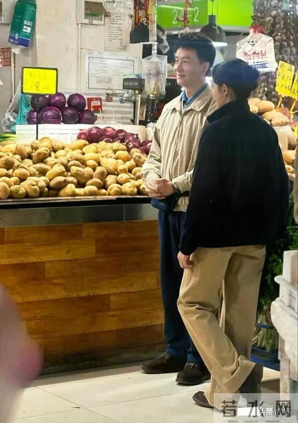 40岁黄轩现身北京菜市场买菜，腰间系着腰包，打扮朴素叔味好重！
