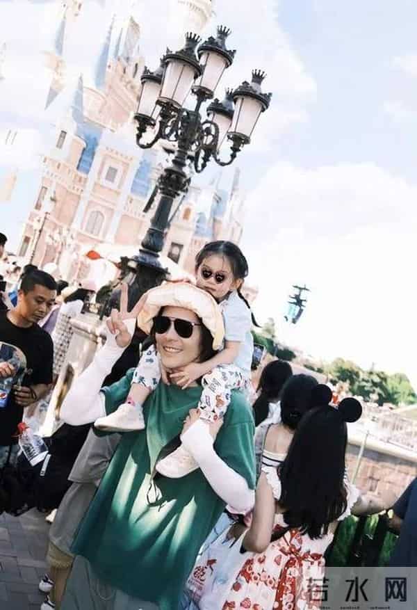 郭碧婷一家游新加坡，向佐穿得比老婆还嫩，好像儿子看妈妈的感觉