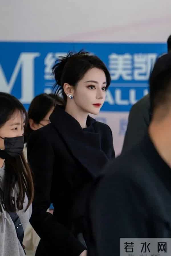 迪丽热巴线下活动“人挤人”,黑西装腰封勒出蚂蚁腰,美到窒息。