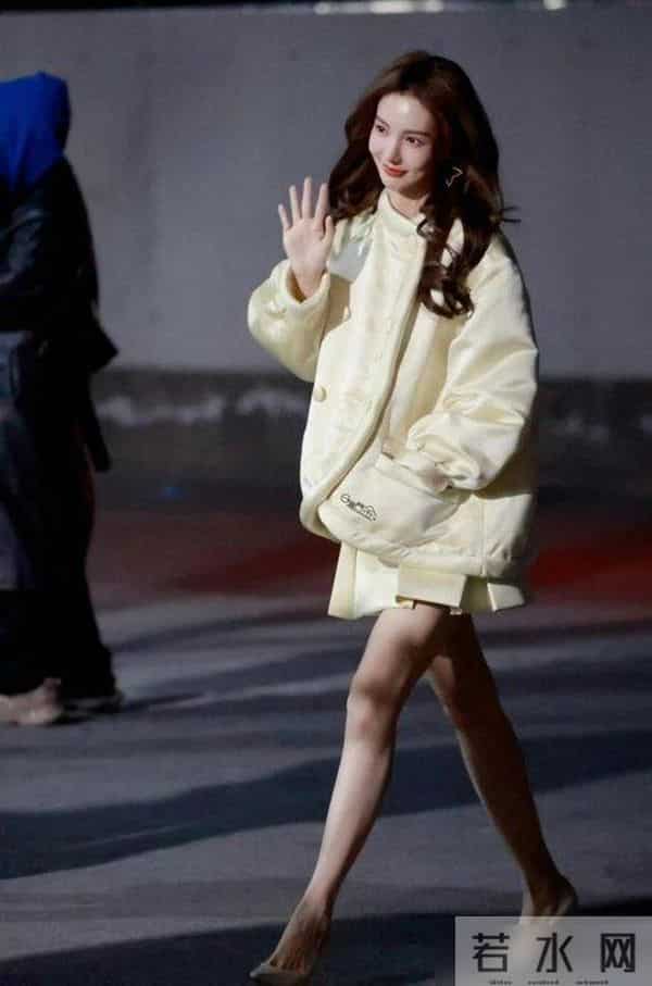 金晨又带火了秋冬新穿搭:羽绒服+牛仔裤+羊毛卷发型,高级又洋气