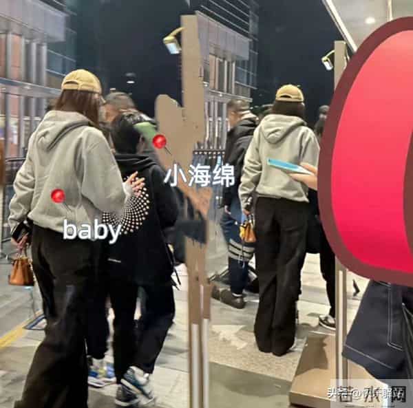 小海绵和杨颖现身上海！杨颖打扮朴素，小海绵长高了也长胖了！