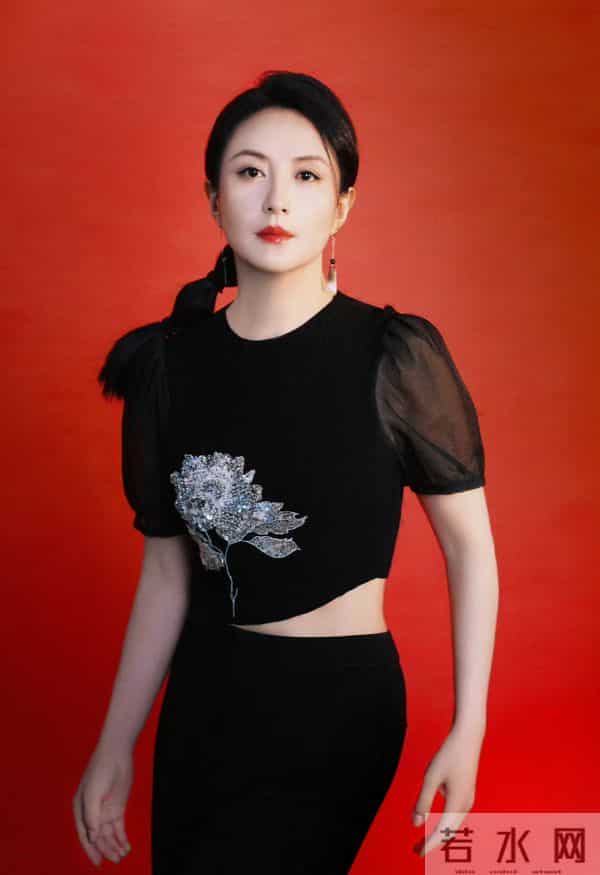 杨童舒黑裙配红底，扭腰的小姿态又媚又俏，酒窝一露甜得刚好不腻