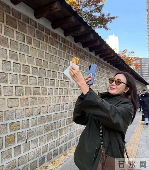 崔智友带娃出游，这身材和颜值，披麻袋都好看，行走的衣架子啊！