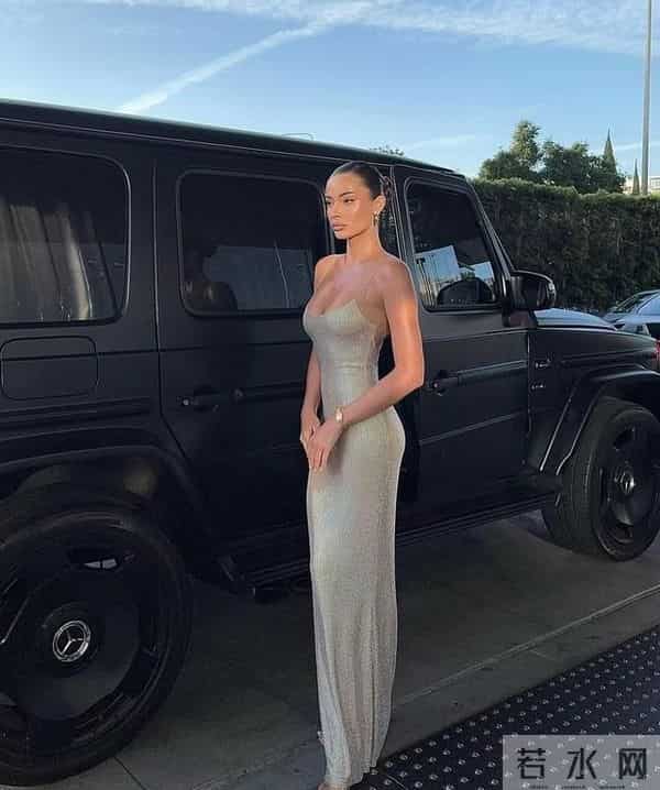 国际华裔超模气场全开，一袭爆闪裙美成人间尤物～