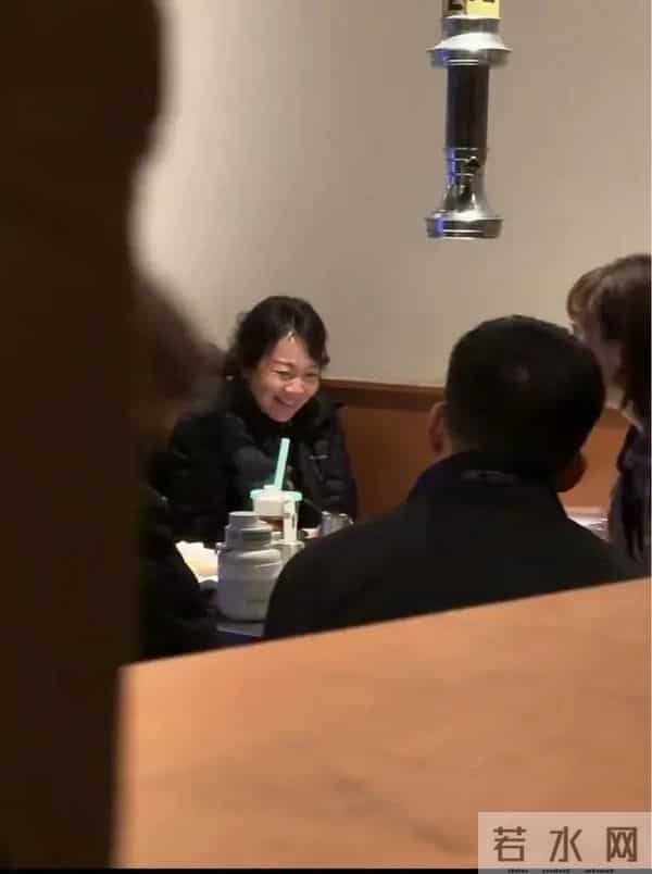 54岁闫妮沈阳吃火锅被偶遇,素颜很接地气,不化妆多了份亲切感!