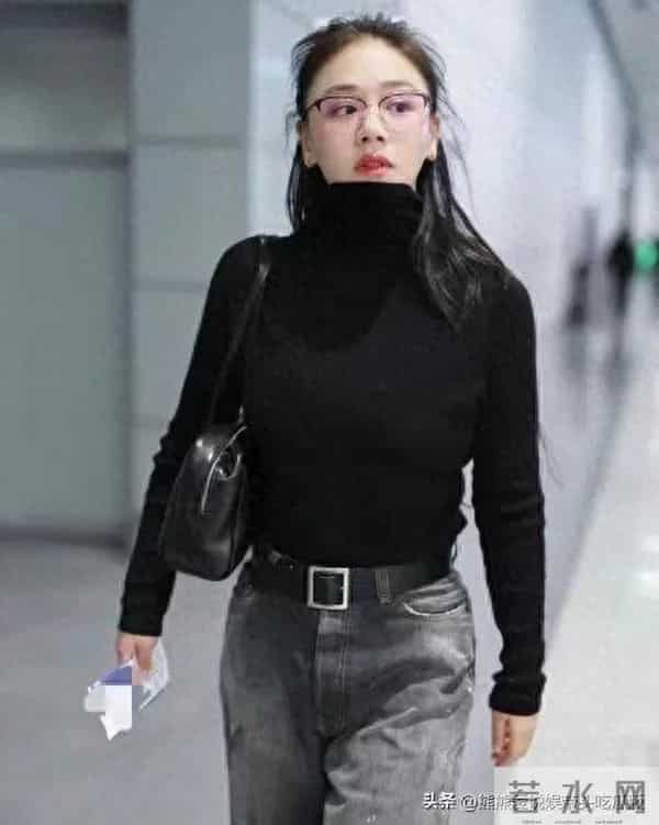 马思纯机场穿搭越来越简约!穿黑色高领毛衣+阔腿裤,时髦又高级