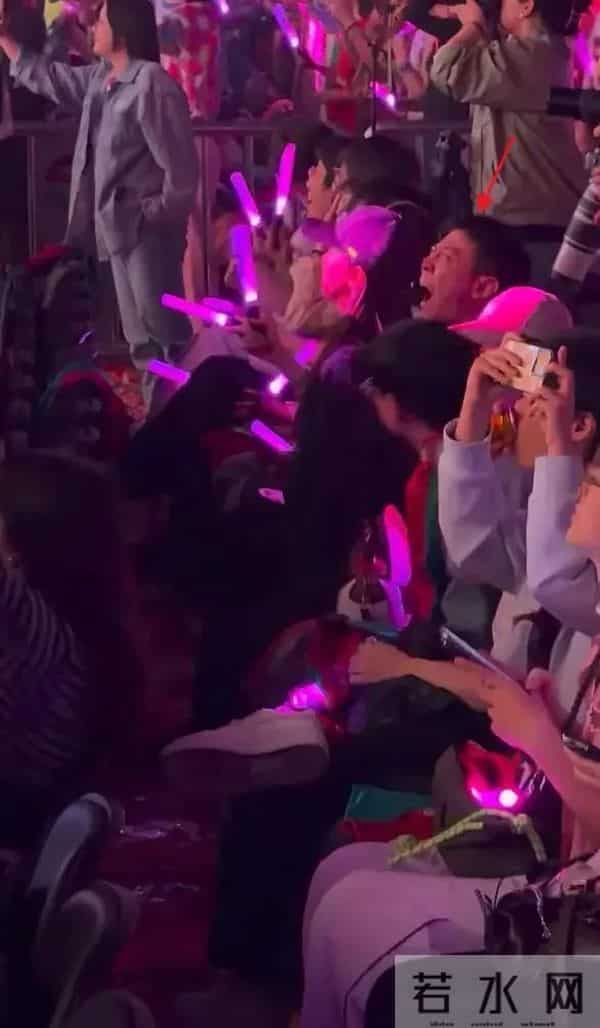 董璇夫妇看大张伟演唱会，张维伊困到不停打哈欠，不忘护着老婆
